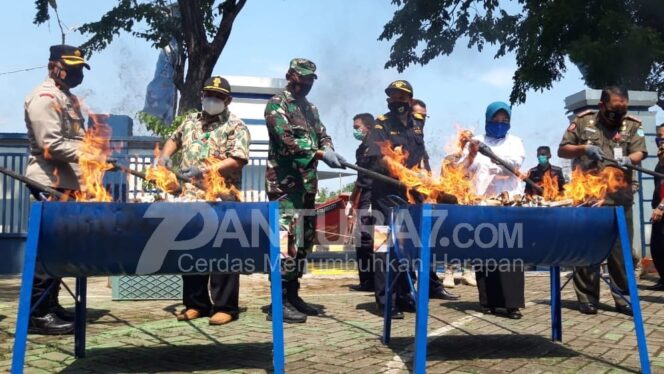 
					Sejuta Batang Rokok Ilegal Dimusnahkan, Segini Kerugian Negara