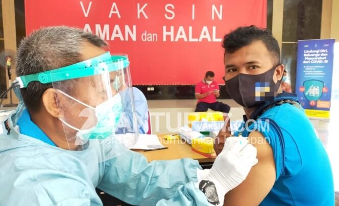 
					Masuk Kelompok Prioritas, Wartawan Pasuruan Disuntik Vaksin