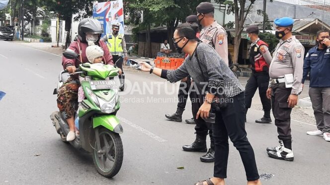 
					Meriahkan HPN 2021, Jurnalis Kraksaan dan Polisi Bagi Masker
