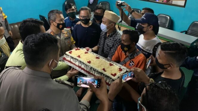 
					Jurnalis dan Polisi di Kraksaan Peringati HPN 2021