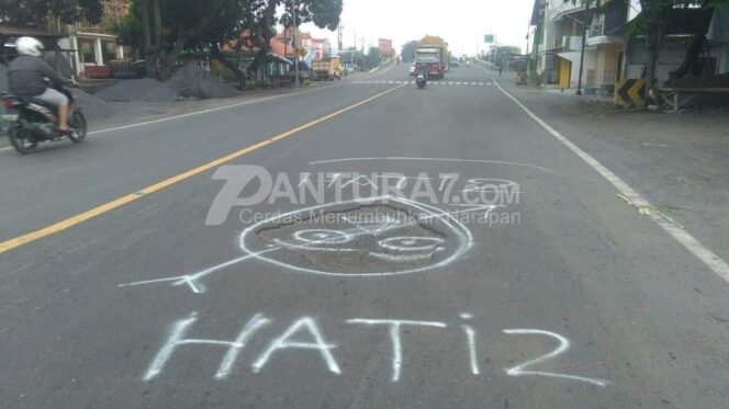 
					Warga Keluhkan Jalan Pantura Penuh Lubang