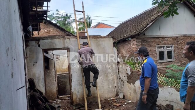 
					Disapu Hujan-Angin, Rumah Yatim Piatu di Gading Roboh