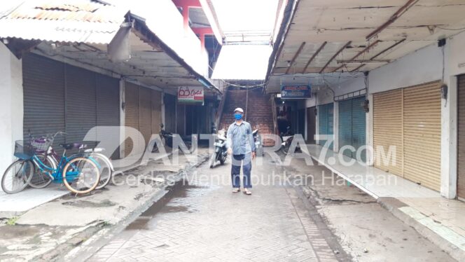 
					Termakan Hoaks, Pedagang Pasar Gotong Royong Tutup Toko Hindari Vaksinasi