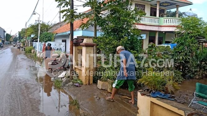 
					Banjir Dringu, 5.692 Warga Terdampak