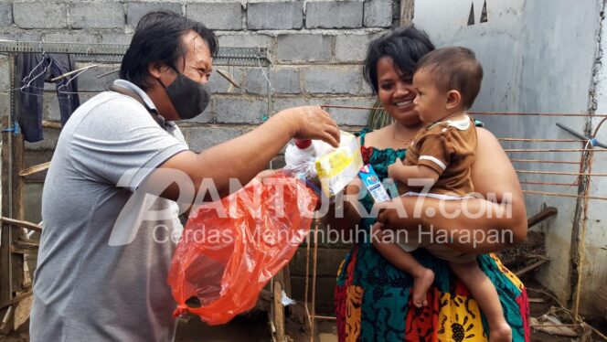 
					Kembalikan Keceriaan Anak-anak Korban Banjir, Jurnalis Sebar Snack