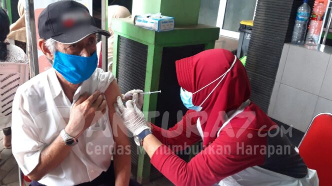 
					Ingin Sehat, Ratusan Lansia Kota Probolinggo Ikuti Vaksinasi Massal