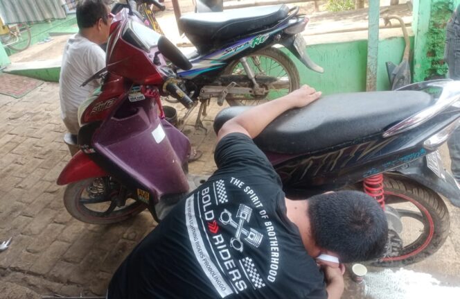 
					PEDULI : Komunitas Bold Riders Probolinggo saat turun ke lokasi bencana dengan mendirikan bengkel servis motor gratis di kawasan perbatasan Desa Dringu-Kedungdalem. (foto Bold Riders Probolinggo for P7.com)