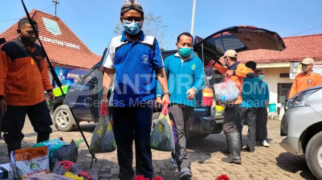 
					Kepala Kemenag Kab. Probolinggo, A, Sruji Bachtiar membawa bantuan paket sembako untuk korban banjir Dringu, Jum'at (12/3/21). 