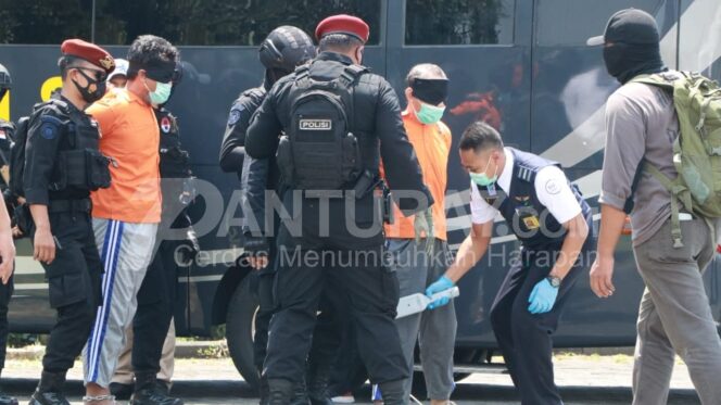 
					Puluhan Terduga Teroris Spesialis Rekrutmen Dibawa ke Mabes Polri