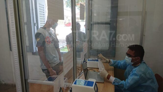 
					TEST : Calon penumpang saat menjalani pemeriksaan GeNose C19 di stasiun KA Sidoarjo. (foto : Humas PT. KAI Daops 8 for P7.com)