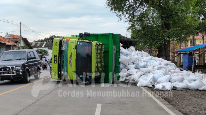 
					Truk Muat Batu Apung Terguling di Jalur Pantura
