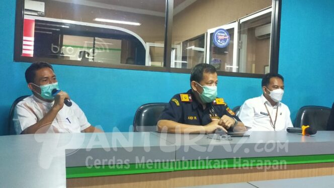 
					SOSIALISASI: Bea Cukai -Pemkab Probolinggo Saat Sosialisasi Cukai, Jum'at, 26 Maret 2021 (foto: Ahsan Faradisi)