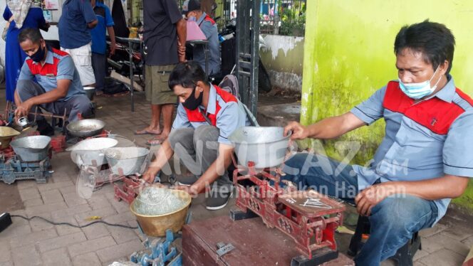 
					TINJAU: Dinas Koperasi, Usaha Mikro, Perindustrian dan Perdagangan (DKUPP) Kota Probolinggo.(foto: Hafiz Rozani)