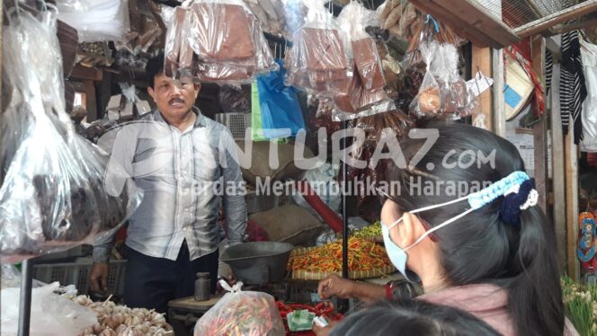 
					TINJAU: Harga Cabai turun menjelang bulan ramadhan.(foto: Hafiz Rozani)