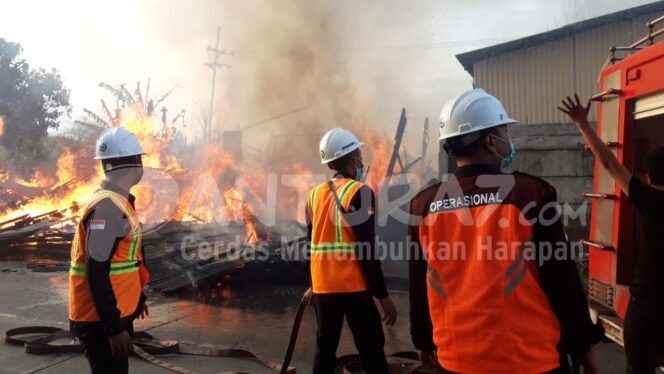 
					Bakar Sampah, Gudang Tripleks Ikut Terbakar
