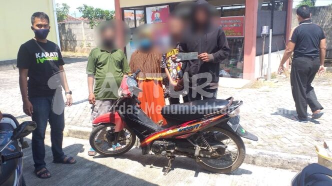 
					Jelang Sahur, Sepasang Remaja di Pasuruan Curi Setandan Pisang