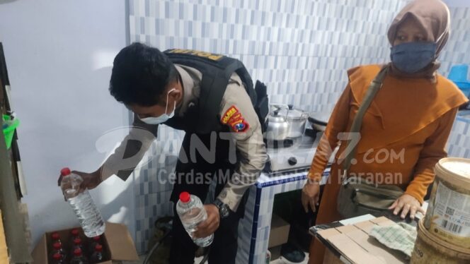 
					Disembunyikan di Dapur, Belasan Botol Arak Disita