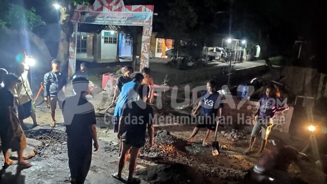 
					Jalan Antar Kecamatan Rusak, Warga Sentong Gotong Royong