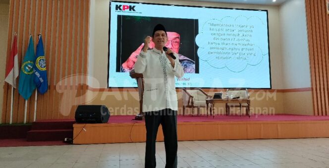 
					PENDIDIKAN ANTI KORUPSI : Wakil Ketua KPK, Nurul Gufron, saat mengisi kuliah tamu di Universitas Nurul Jadid (UNUJA) Paiton Probolinggo. (foto : M. Ahsan Faradies)