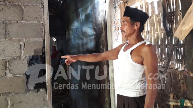 
					JEBOL; Arifin menunjukkan tembok kandang sapinya yang dijebol pelaku. (foto : Hafiz Rozani)