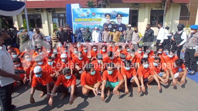 
					DICIDUK: Ratusan tersangka hasil operasi pekat dirilis Porles Pasuruan Jawa Timur.(foto: Moh. Rois)