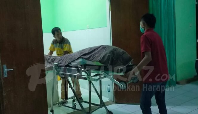 
					DIBUNUH; Jenazah Juhairiyah tiba di Kamar Mayat RSUD Waluyo Kraksaan untuk divisum. (foto: Moh. Ahsan Faradies)