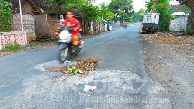 
					Waspada, Jalan Berlubang di Desa Sentong Membahayakan
