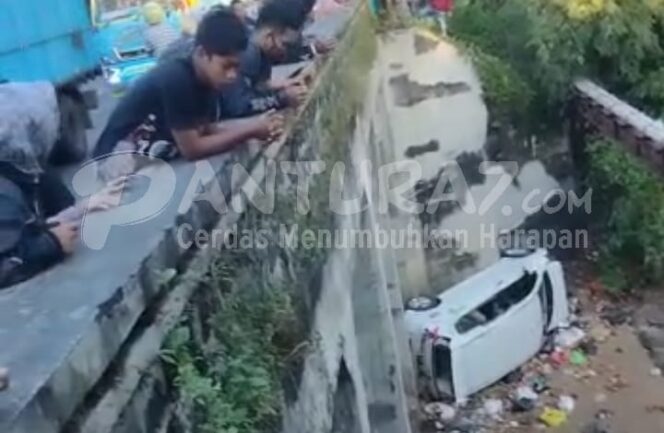
					Ertiga Terjun ke Sungai, 3 Korban Selamat