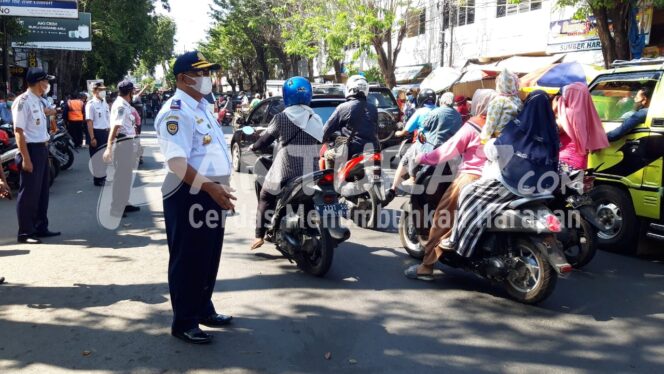 
					Jelang Lebaran, Jalanan Kota Probolinggo Sesak