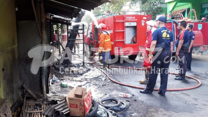 
					Gegara Tambal Ban, Warung Terbakar