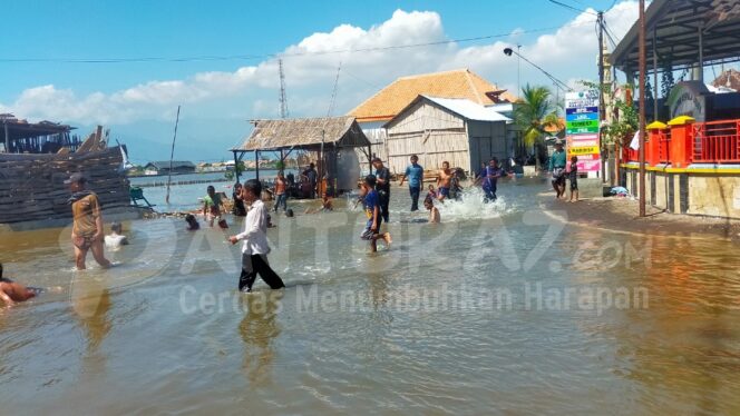 
					Banjir Rob, Puluhan Haktare Tambak Garam di Kalibuntu Terancam
