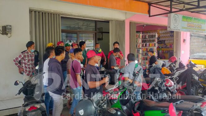 
					Tak Kunjung Disahkan, Puluhan Karyawan Koperasi Luruk Kantor Notaris
