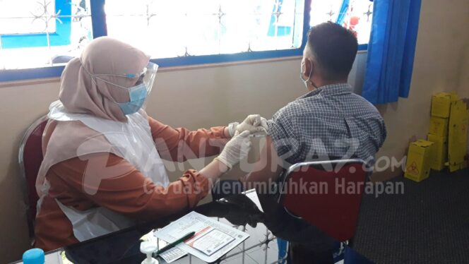 
					Vaksinasi Aman, Warga Senang