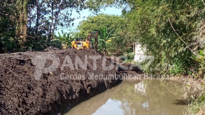 
					Alami Pendangkalan, Sungai di Pasuruan Mulai Dikeruk