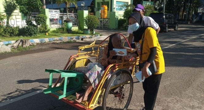 
					Meriahkan Hari Keluarga Nasional, Remaja Probolinggo Sebar Masker