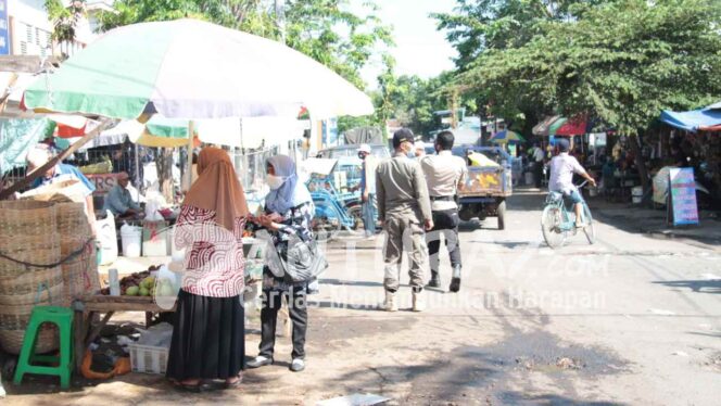 
					Picu Macet, Puluhan Lapak di Pasar Semampir Ditertibkan