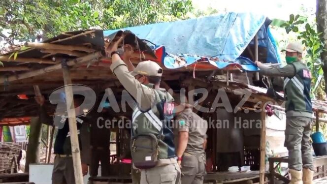 
					Sumber Mata Air Umbulan Bakal Ditutup, Lapak Pedagang Dibongkar