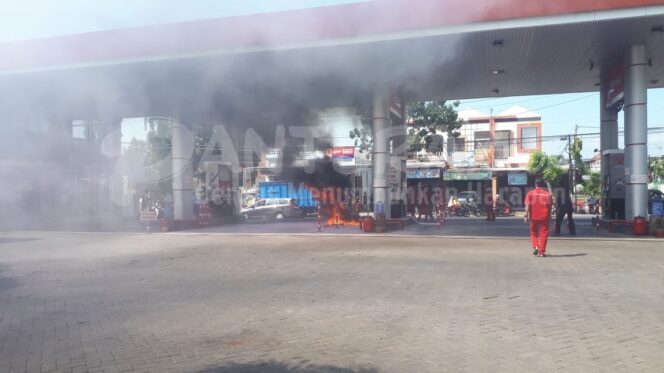 
					Suzuki Satria Terbakar saat Pengendara Isi BBM di SPBU Mastrip