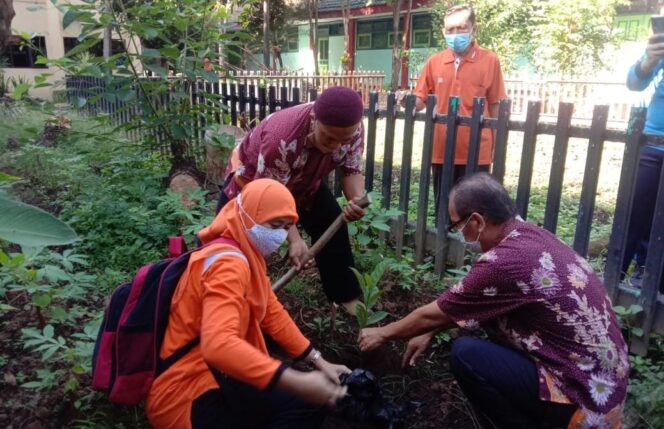 
					TANAM; Proses penanaman pohon di SMPN 1 Pandaan, Selasa (15/6/21).