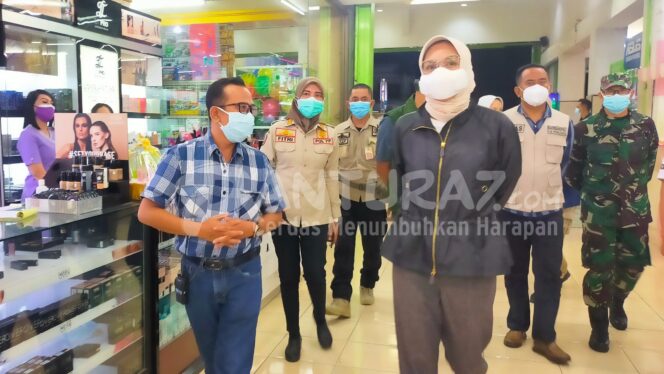 
					Bupati Tantriana Sidak PPKM Darurat, Pedagang Curhat