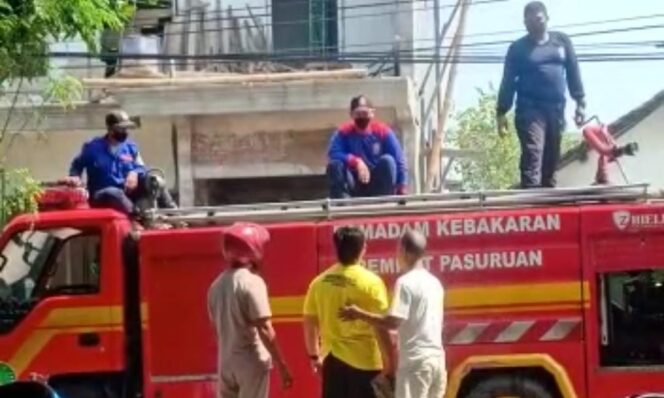 
					Disemprot Disinfektan saat Makan, Pria ini Damprat Petugas Damkar