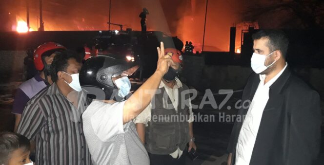 
					Lebih 6 Jam, Pabrik Kayu Masih Membara