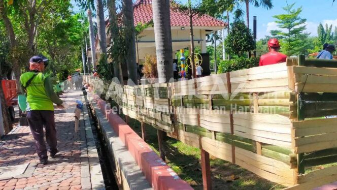
					PPKM Darurat, 3 Taman Utama di Kota Kraksaan Dipagari