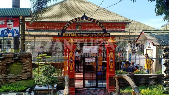 
					Diperpanjang, Belasan Warga Binaan Rutan Kraksaan Terima Asimilasi