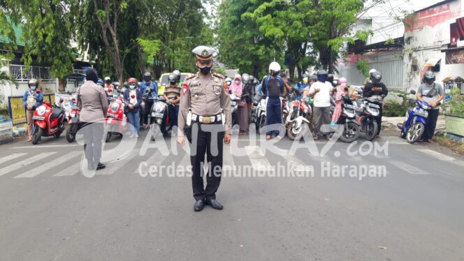 
					Pengguna Jalan pun Heningkan Cipta Doakan Korban Covid-19