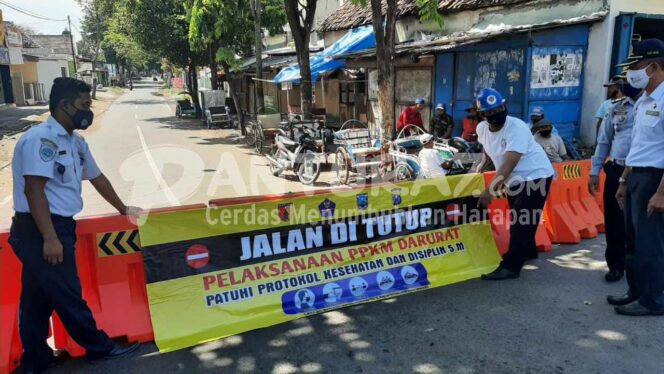 
					7 Jalan di Kraksaan Ditutup, Abang Becak dan Pedagang Meradang