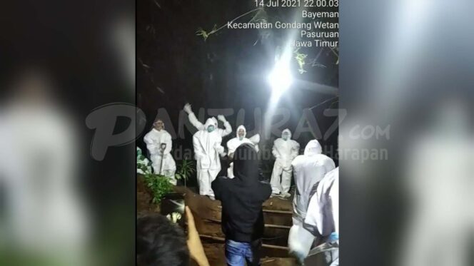 
					Duh! Beredar Video Petugas Pemakaman Pasien Covid-19 Joget Diatas Makam