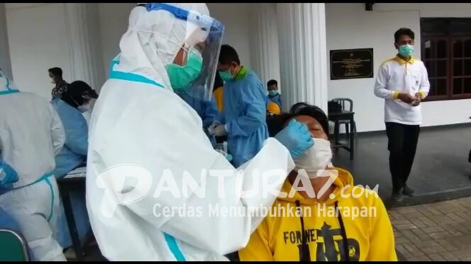
					Massa Demo Tolak PPKM Darurat Diswab, 23 Orang Positif