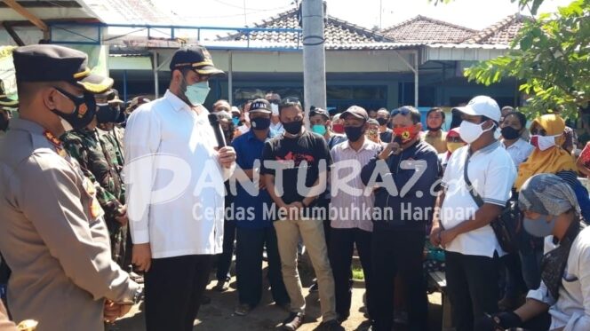 
					Protes PPKM Level 4, PKL Turun Jalan