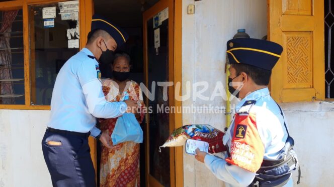
					Berbekal Iuran, Lapas Kelas IIB Probolinggo Salurkan Sembako